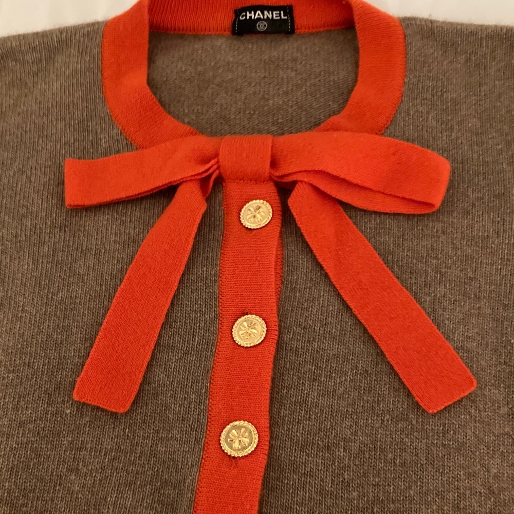 CHANEL Vintage Lush Cashmere Women's Tan and Orange Sweater; Ladies size Medium - Picture 3 of 16